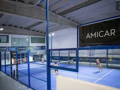 Il padel (che si pu� giocare all�interno...